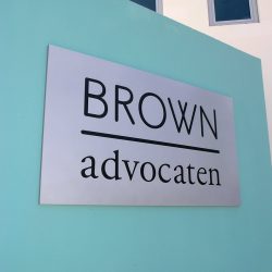 Brown Advocaten plaque